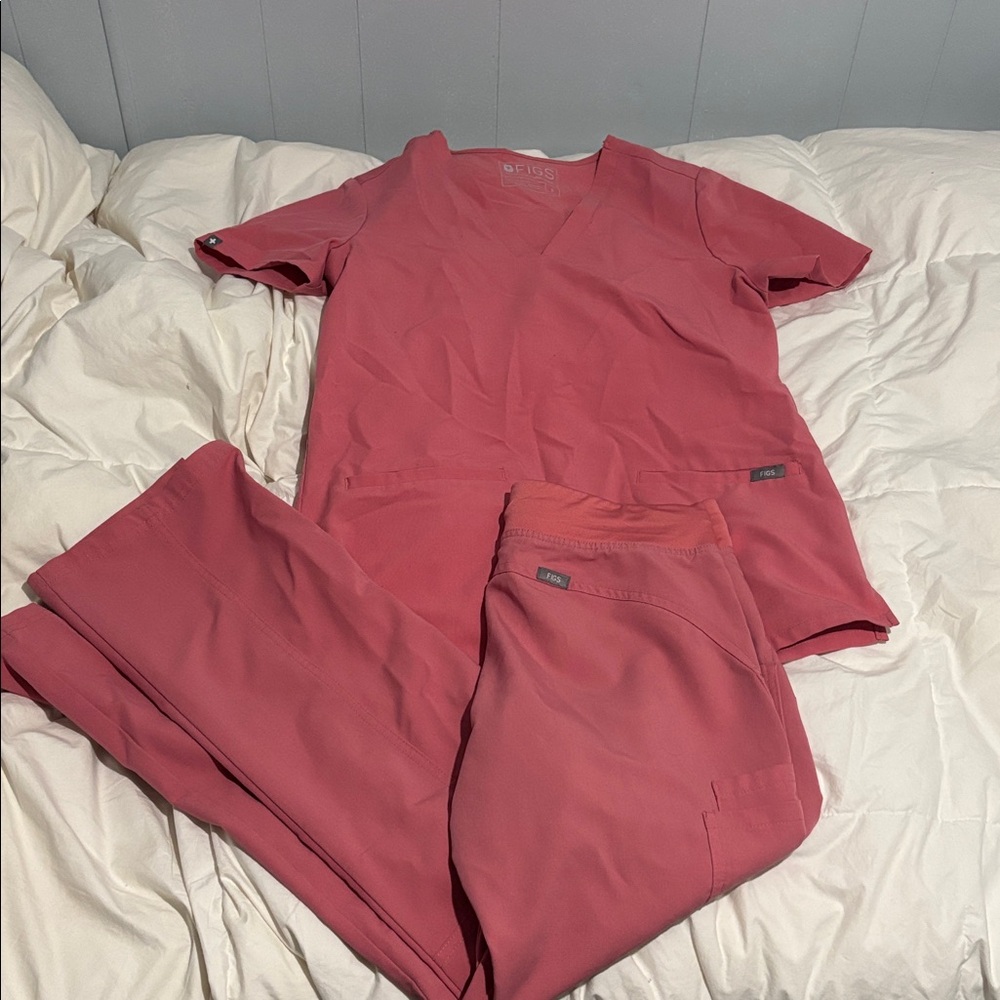 Figs Coral Scrub Ensemble